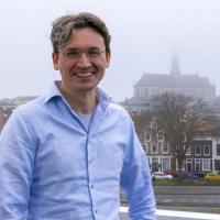 Dimitry van den Berg (D66 Haarlem) stelt raadsvragen over hoe Haarlem is voorbereid op evt oorlog of andere crises