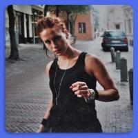 Als DRUGSVERSLAAFDE en DAKLOZE vrouw op STRAAT!